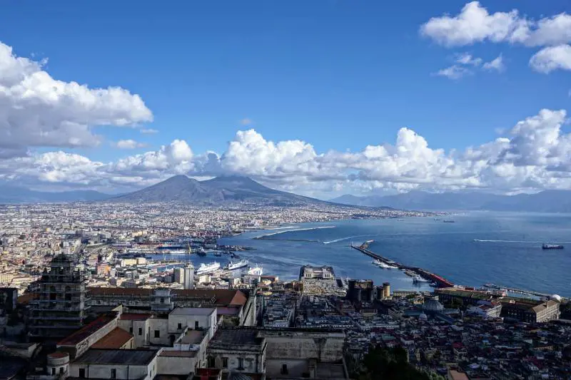 Napoli e le leggende della Bella ‘Mbriana e del Munaciello