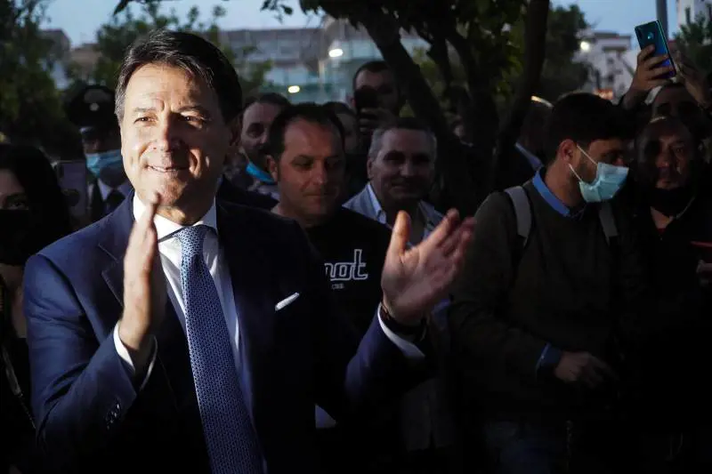 Piazze vuote, il tragico tour elettorale di Beppe Conte 