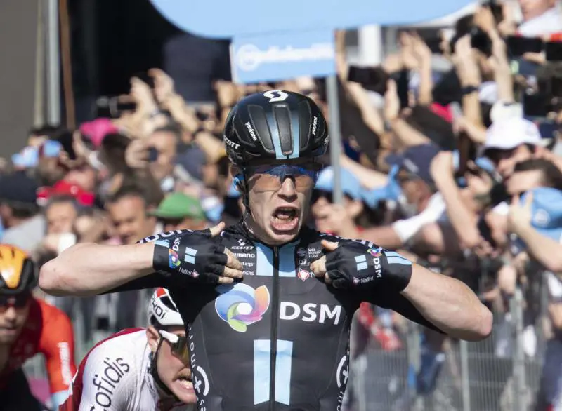 Giro, la piccola Italia ci ha preso gusto. A Genova vince Oldani