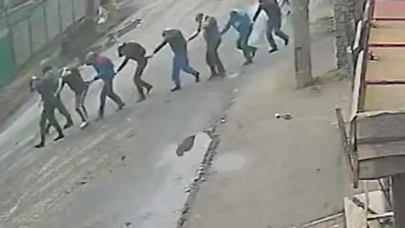 I nuovi video choc dall'inferno di Bucha: così vengono giustiziati gli ucraini