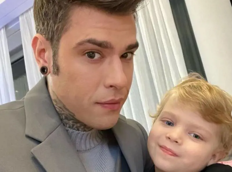 "Rosa è per femmine", "Non è vero". Fedez corregge Leone