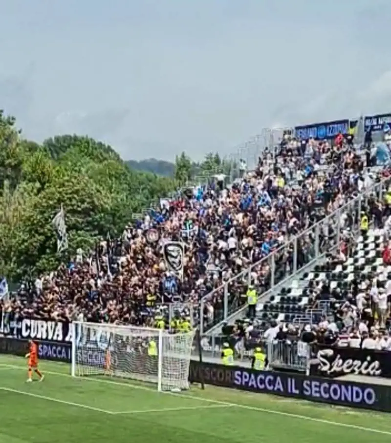 Scontri tra tifosi e invasione di campo in Spezia-Napoli: ecco cosa è successo