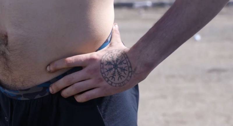 Ecco cosa nascondono i tatuaggi del Battaglione Azov