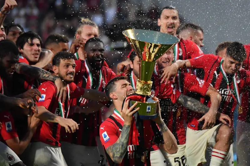 Il Milan travolge il Sassuolo e si riprende lo scudetto dopo 11 anni
