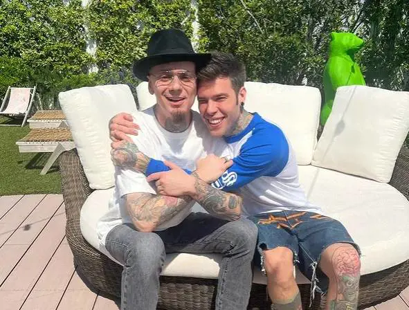La lite e il tumore: cosa c'è dietro alla reunion tra Fedez e J-Ax