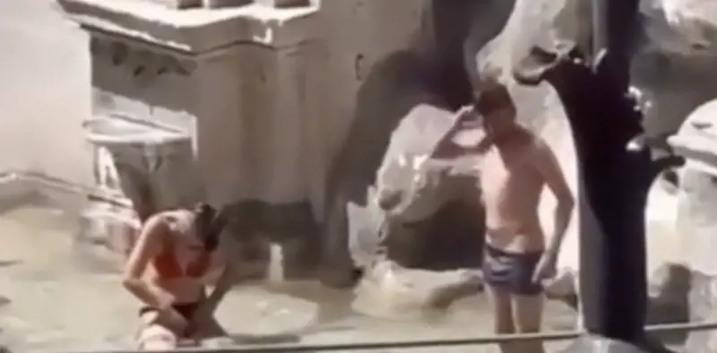 Fanno il bagno e si depilano in una fontana del '500