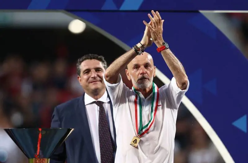 "Ridatemi la medaglia...", l'appello di Pioli durante la festa scudetto del Milan