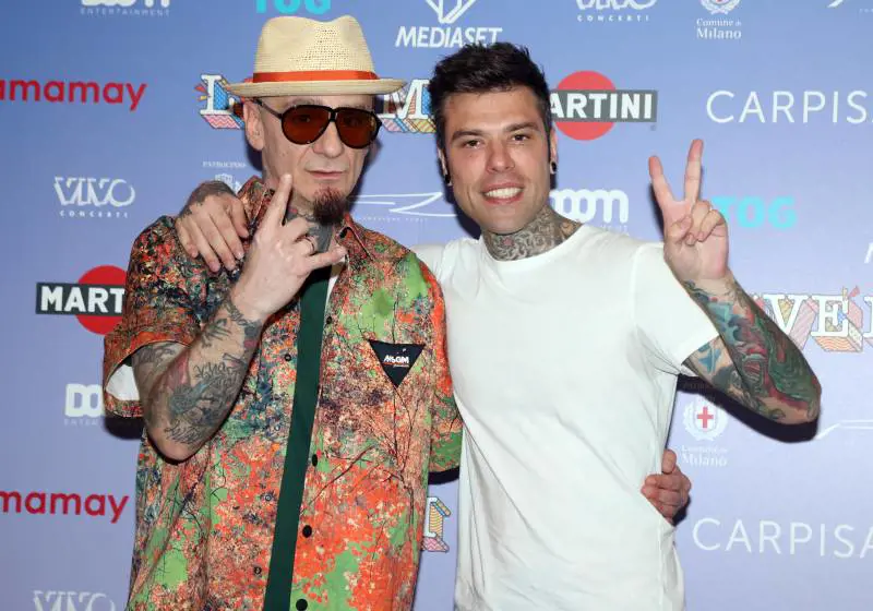 Svelato il progetto benefico di Fedez e J-Ax. Il rapper: "Per la mia salute non potrei farlo ma..."