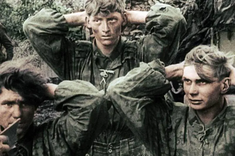 Quel precedente storico: i russi alla caccia di tatuaggi nazisti