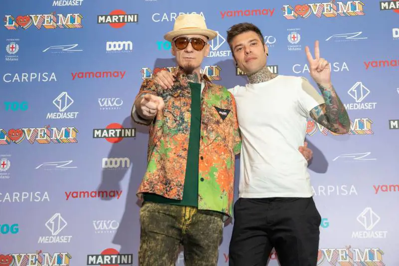 Fedez e J-Ax fanno la pace sul palco