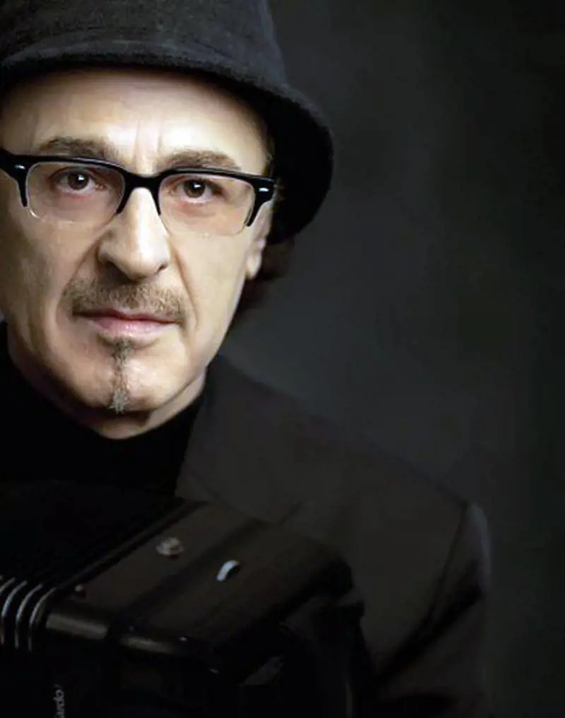 La sfida di De Crescenzo: "Voglio togliere i luoghi comuni della canzone napoletana"