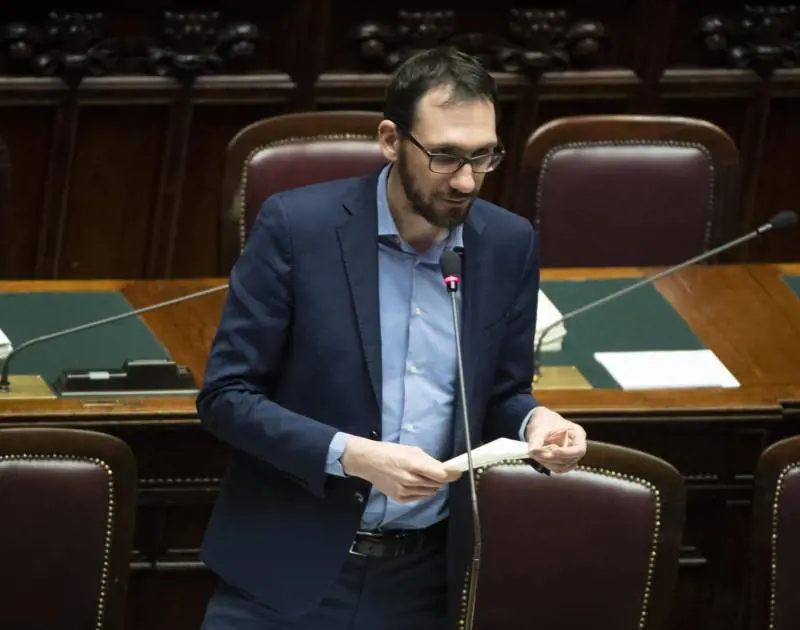 Il post choc del tesoriere M5S: Draghi al guinzaglio di Biden