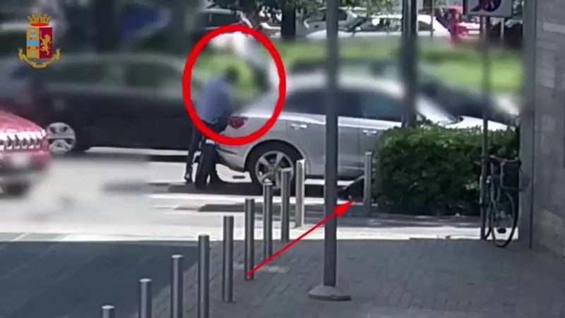 "Trucco della gomma bucata". Così i due algerini svaligiavano le auto