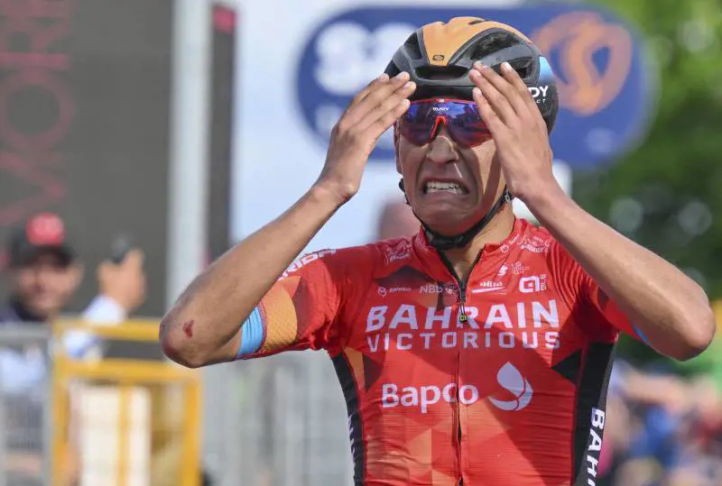 Un Giro sempre più "incollato". Cedono i vecchi, vola Buitrago