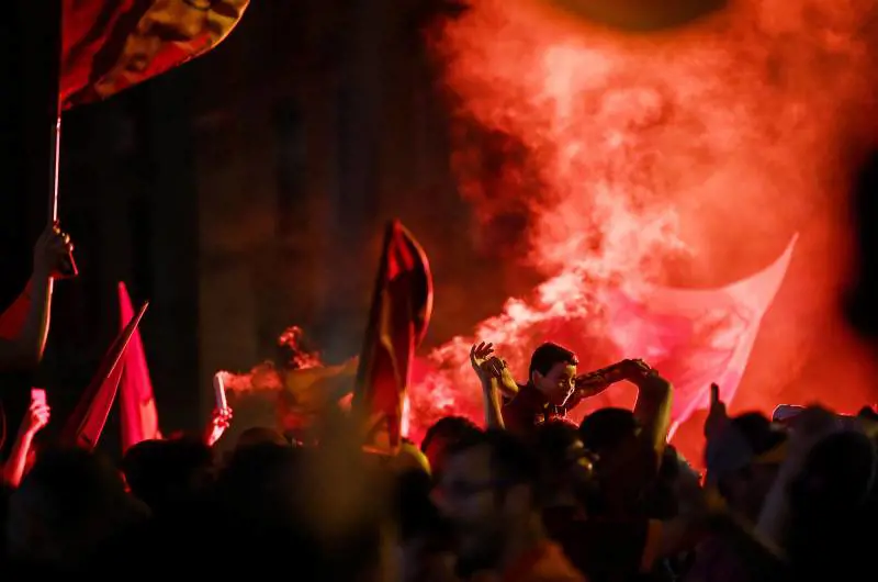 Gioia macchiata da due giorni di guerriglia