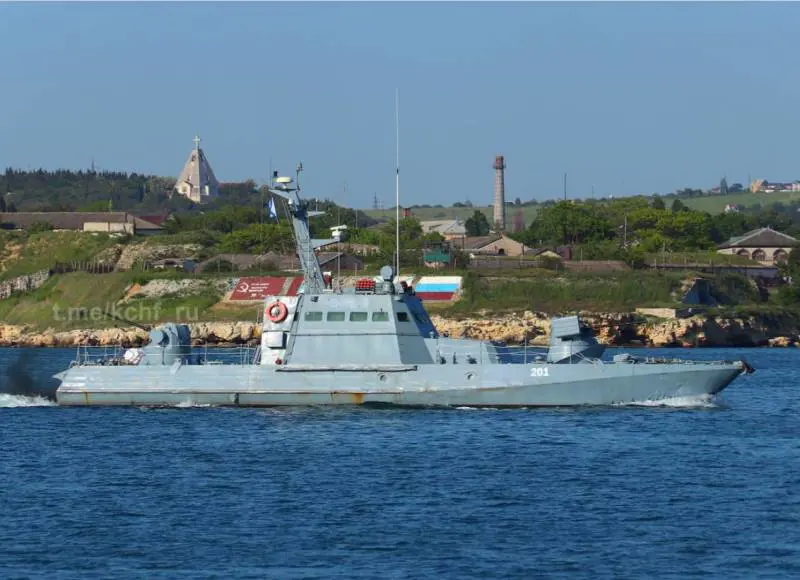 "I russi usano la bandiera ucraina per bombardare": Kiev lancia l'allarme
