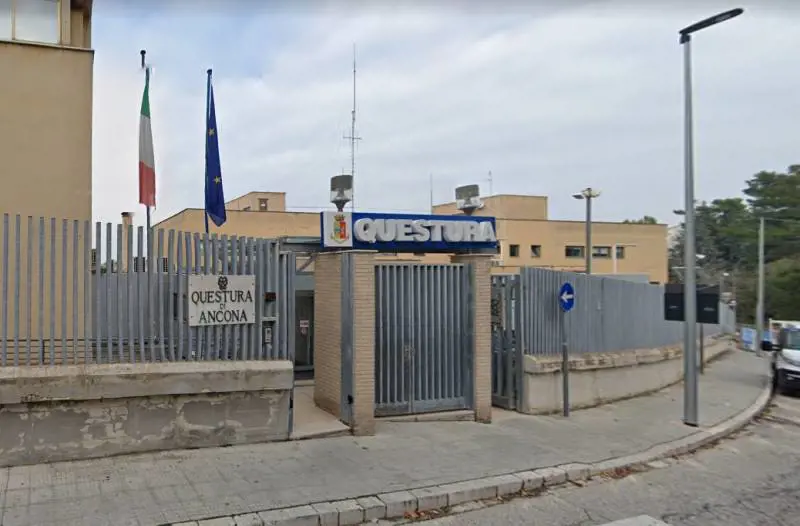 Il boato, poi il sangue: agente si spara in caserma. L'ombra della delusione d'amore