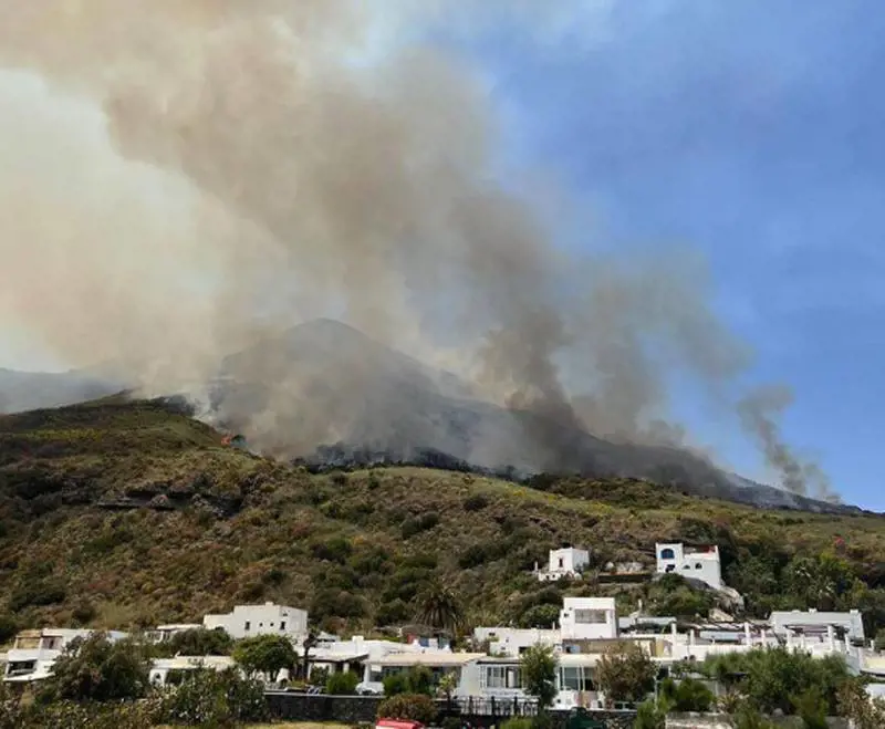 Incendio a Stromboli, giallo sulle autorizzazioni della fiction con la Angiolini