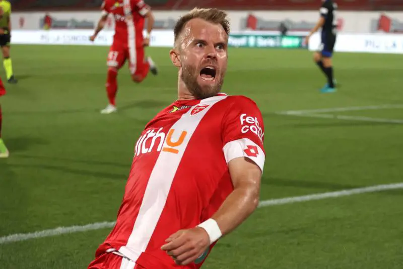 Il Monza si impone 2-1 nella finale d'andata: un gol nel finale salva il Pisa