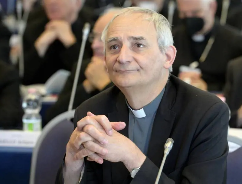 Zuppi vola a Kiev, inizia la missione per la pace del Papa