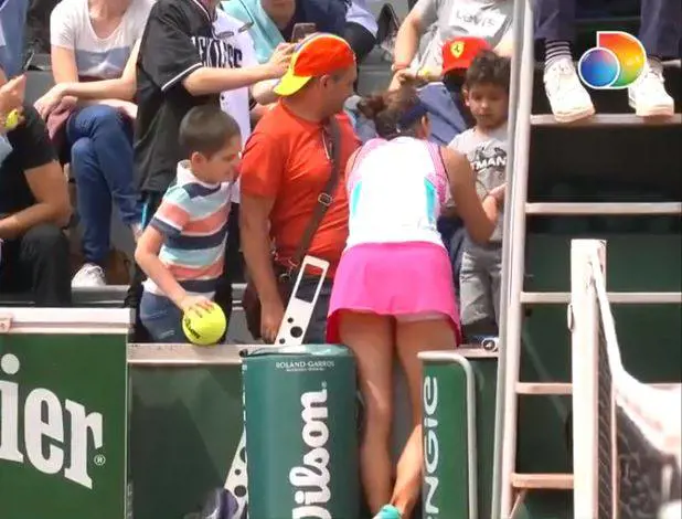 La tennista ha uno scatto d'ira: la racchetta finisce in faccia al bambino