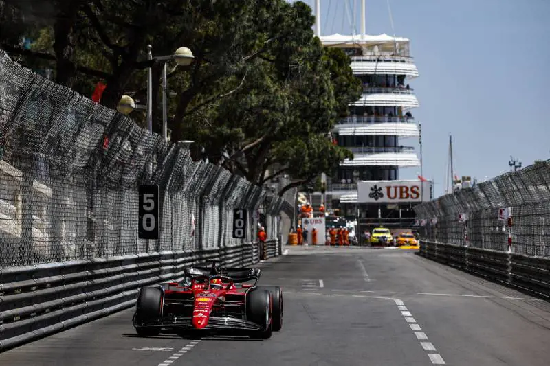 Leclerc in pole a Monaco: prima fila tutta Ferrari con Sainz secondo