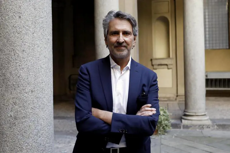 Via Adriano 60, parte la demolizione. Fine del degrado?