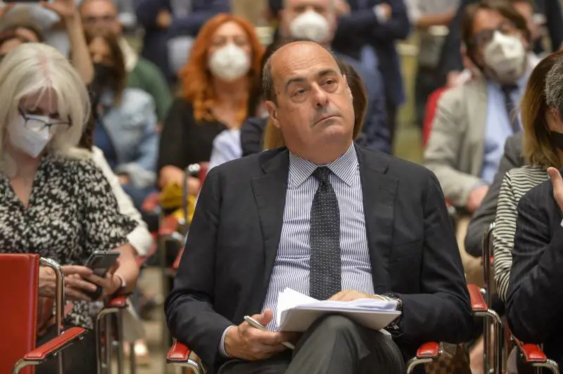 Il Pd vuole imitare i grillini e si spacca sull'alleanza