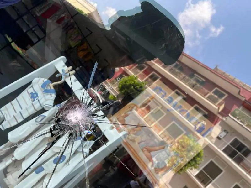 Ruba la pistola e spara: 4 ragazzi feriti