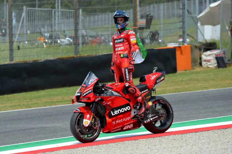 Vincere così si deve. Bagnaia re del Mugello "orfano" di re Valentino