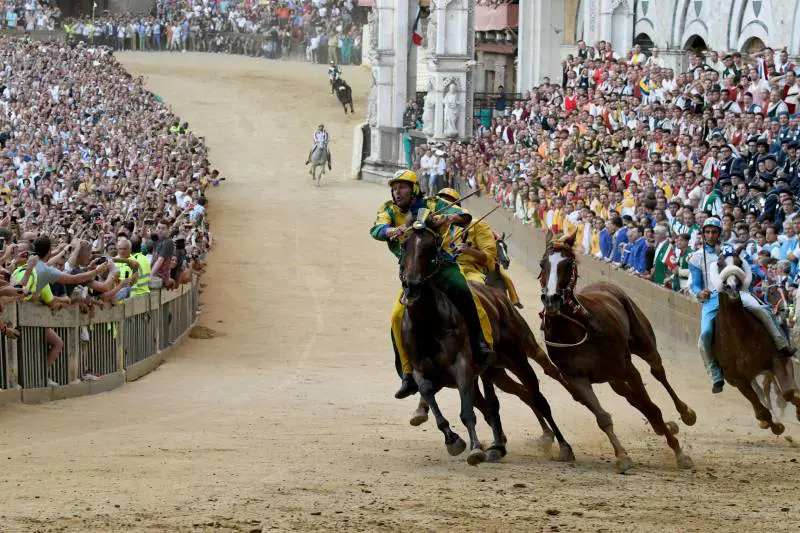 Siena, dopo due anni di assenza forzata torna il Palio (e le solite polemiche degli animalisti)