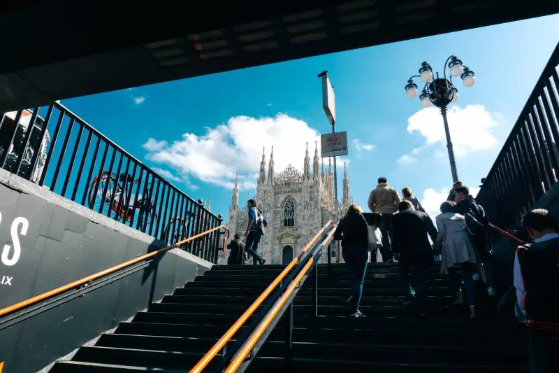 Palpeggia una ragazza in metro in Duomo: marocchino arrestato in flagranza di reato