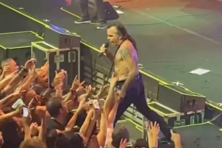 Piero Pelù cade durante il concerto e batte la testa: come sta il cantante