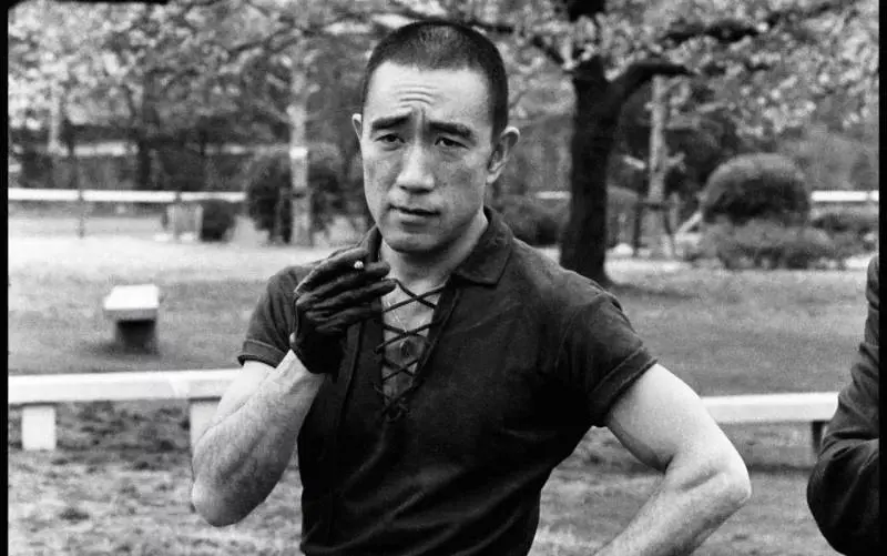 Mishima mette una "Vita in vendita" regalandole una collezione di generi