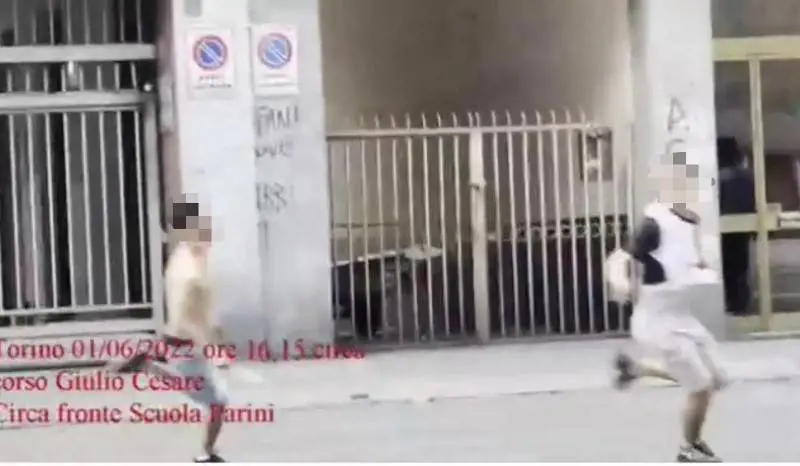 Lite choc tra stranieri, spunta pure il machete: scene di follia a Torino
