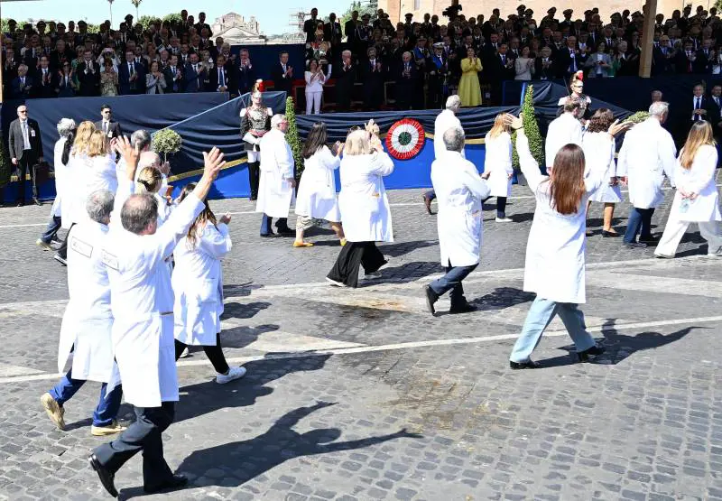 Sfilano i medici in un clima di festa. Torna la normalità dopo la pandemia