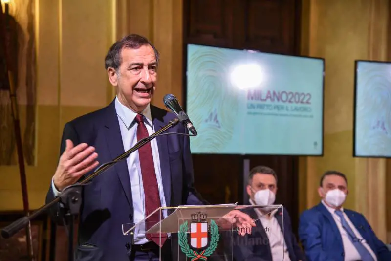 Il tram arcobaleno di Sala inonda Milano di ideologia