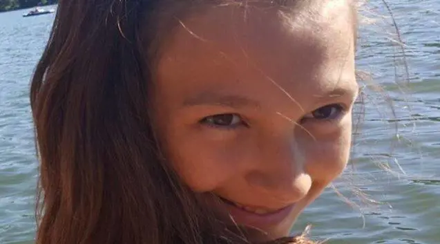 Vuole solo poter leggere l’ultimo tema della sua bambina morta di cancro
