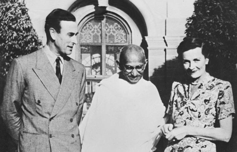 Lord Mountbatten con la moglie e Gandhi