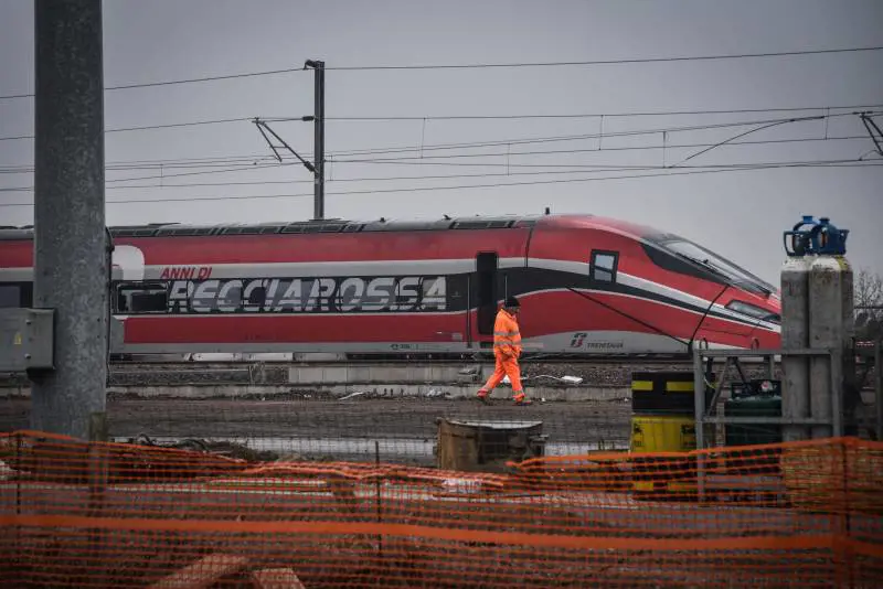 Frecciarossa deragliato. L'Italia sul binario morto