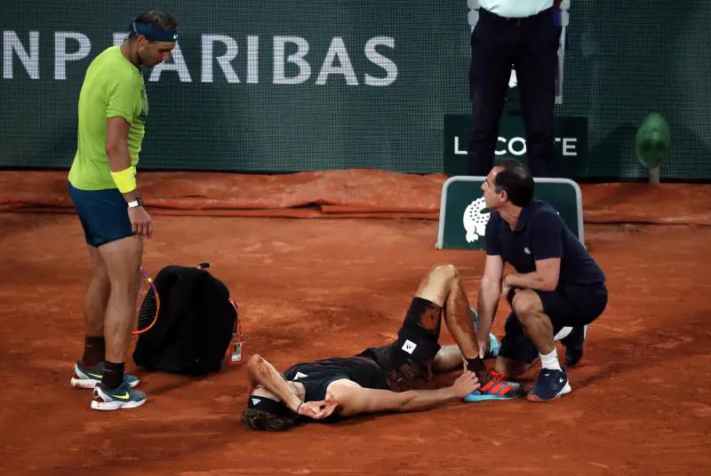 Il dramma di Zverev "regala" a Nadal la 14ª finale al Roland