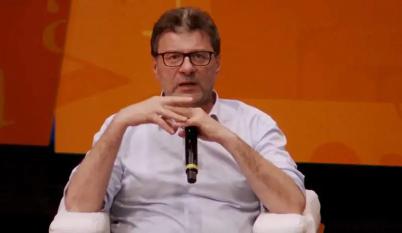 "Forse è colpa del reddito grillino...". Giorgetti ora non ci sta più