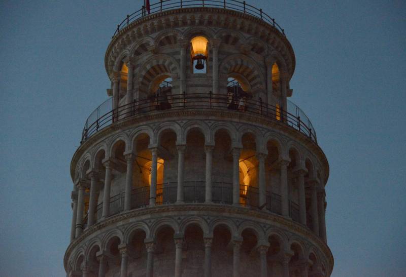 Torre di Pisa illuminata