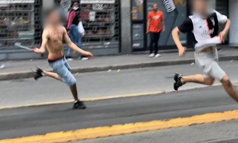 Dito medio in aula: l'uomo col machete ora deride i giudici