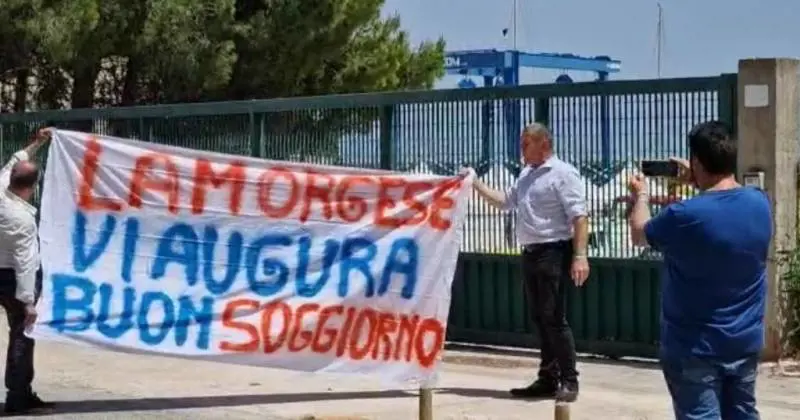 "Lamorgese vi augura buon soggiorno". Lo striscione contro gli sbarchi