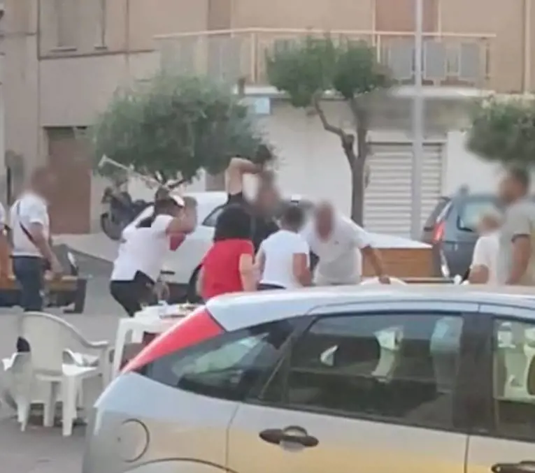 Un momento della violenta rissa