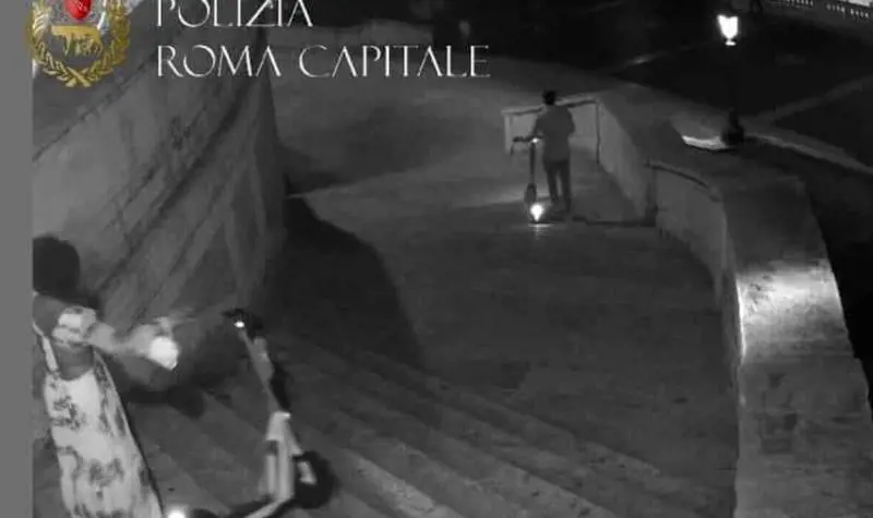 La follia di due turisti: così hanno danneggiato la scalinata di Trinità dei Monti 
