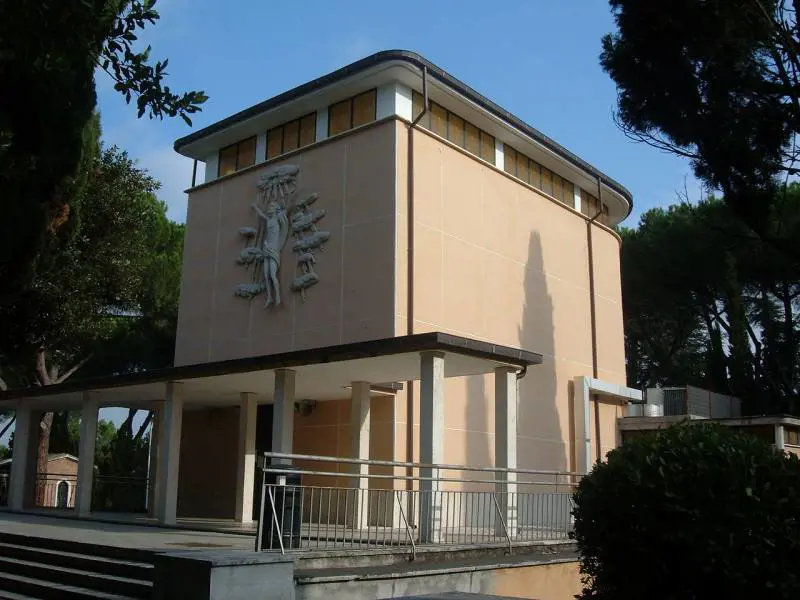 La chiesa di San Michele Arcangelo nel cimitero Prima Porta