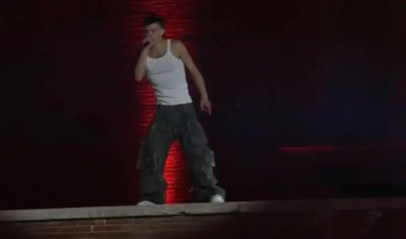 Il colpo di testa di Blanco al concerto: fugge dal palco. Security e cameraman in tilt