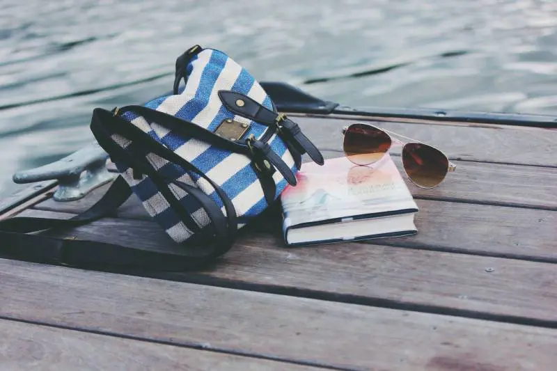 Meglio aprire un libro o leggere una borsa? L'estate degli editori ci mette nel sacco
